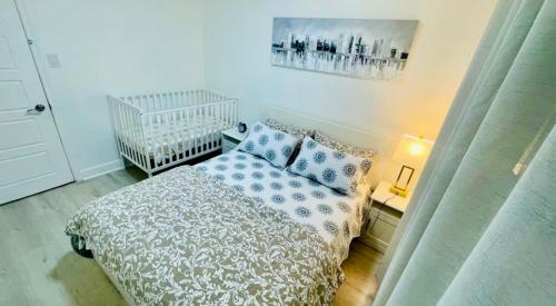 Giường trong phòng chung tại Amazing Home Near Toronto Airport with 2 Parking