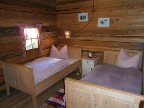Ένα ή περισσότερα κρεβάτια σε δωμάτιο στο SANDALM Almhütte (2096m)