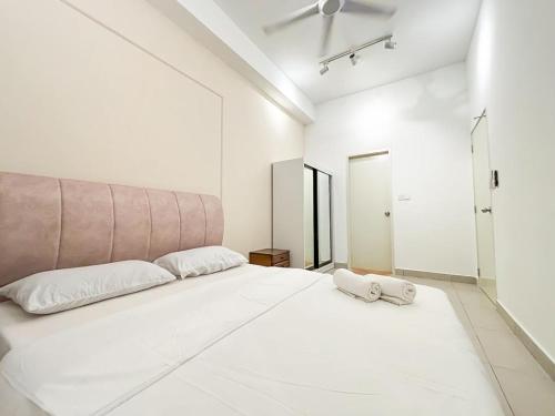 Giường trong phòng chung tại Selayang 168 Park Mall-6 Pax-3 Bedroom-2 Parking Free-Free Shutter Bus to Hospital Selayang