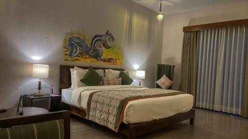 Una cama o camas en una habitación de jüSTa Luxé -Highpoint Jawai