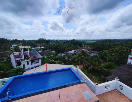 een vlieger die boven een huis met een zwembad vliegt bij Prince House in Piliyandala