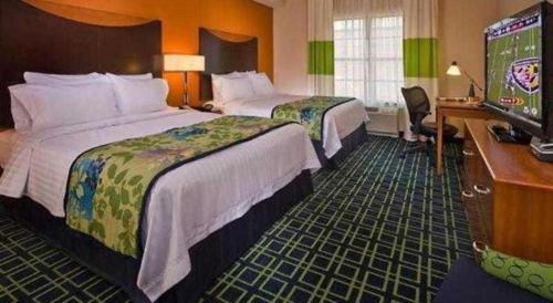 Giường trong phòng chung tại Inn & Suites Baltimore Downtown/Inner Harbor