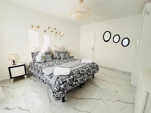 En eller flere senge i et værelse på Villa Amore