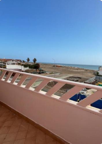 una vista de la playa desde el balcón de un edificio en Seaside apartment in Shell Beach, en Santa Maria