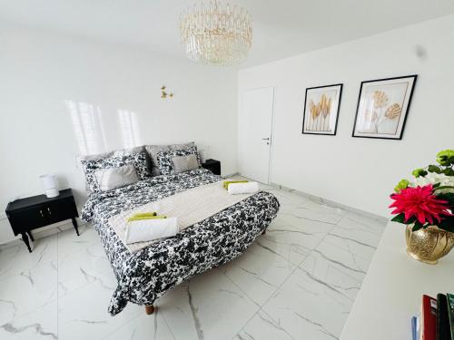 En eller flere senge i et værelse på Villa Amore