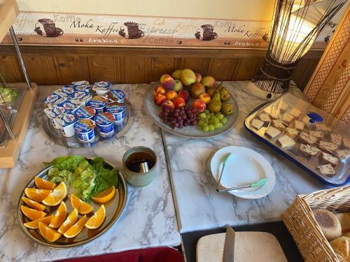 einen Tisch mit Obstteller und Getränken in der Unterkunft Hotel Gasthof Rose in Günzburg