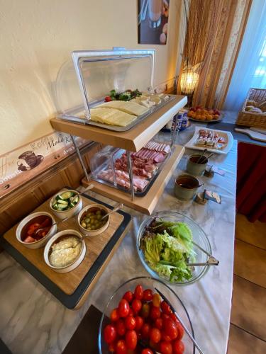 ein Buffet mit verschiedenen Speisen auf einem Tisch in der Unterkunft Hotel Gasthof Rose in Günzburg