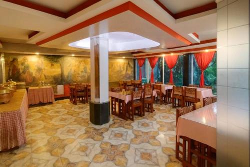 Khu vực ghế ngồi tại The Sambhu Heights - Deluxe Rooms - Free Wifi - Parking and Restaurant Facilites - Top Rated Hotel