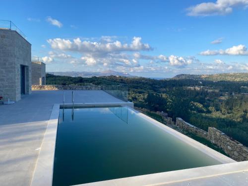 una piscina sul tetto di una casa di Carob Luxury Stone Villas a Gavalochori