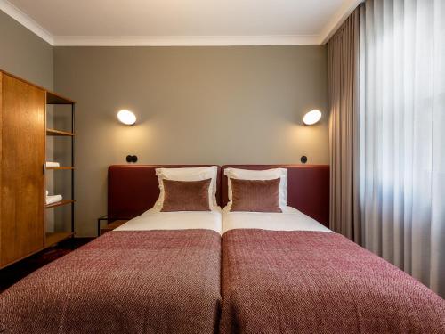 Spacious 4-Bedroom Apartment in Porto