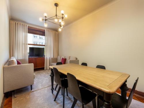 Spacious 4-Bedroom Apartment in Porto