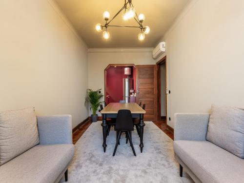 Spacious 4-Bedroom Apartment in Porto