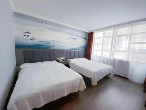 Una cama o camas en una habitación de GreenTree Inn HanZhong Railway Station Beiyihuan Road Express Hotel