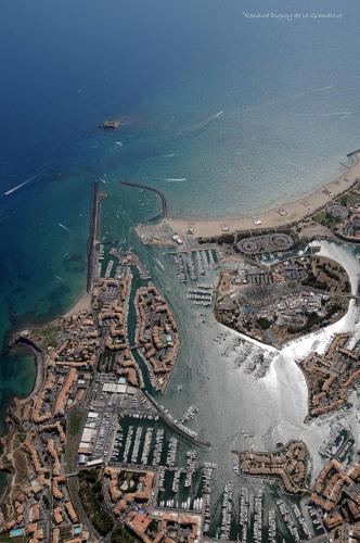 an aerial view of a city next to the ocean at Hôtel Bellevue Cap d'Agde in Cap d'Agde
