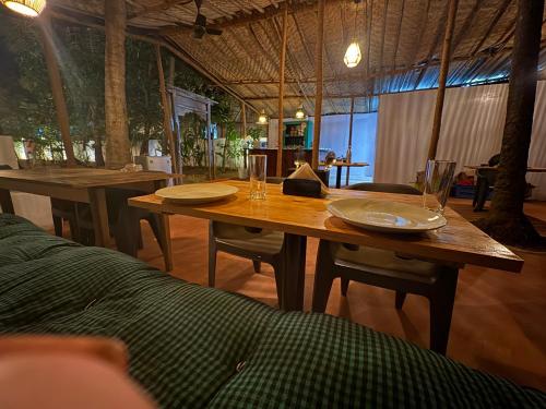 Posezení v ubytování Nature's Inn Luxury Villa Morjim Goa, 4bhk and Sparkling Pool