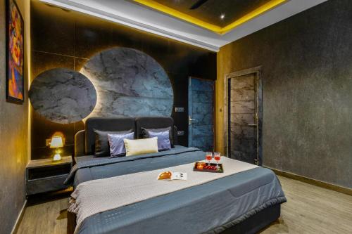 Un dormitorio con una cama grande con una bandeja de comida encima. en Ayush villa, en Udaipur