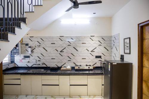 una cocina con nevera y una escalera en Ayush villa, en Udaipur