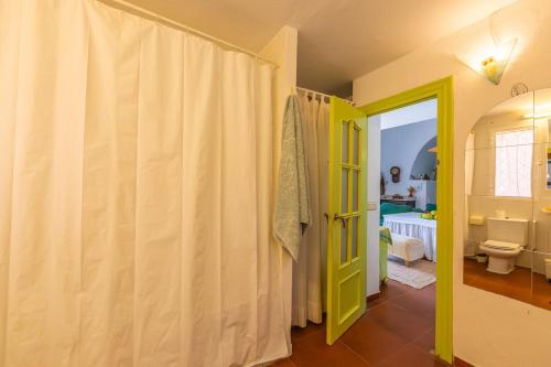 Koupelna v ubytování Casa Pájaro Colores in Bolonia