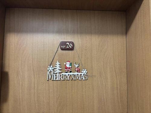 un cartello su una porta con decorazioni natalizie di Апартамент за гости 4а26 Планинска Магия Grand Monastery Пампорово a Pamporovo