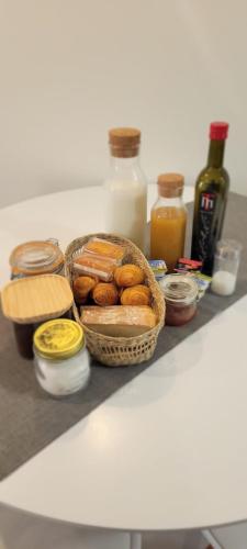 una mesa con una cesta de pan y botellas de leche en Patio y Calados Rioja Suites, en Cenicero