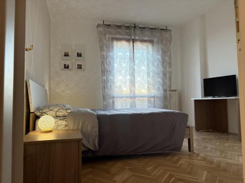 um quarto com uma cama e uma janela em Appartamento DIMORA GUIDI 3 camere 2 bagni URBINO em Urbino