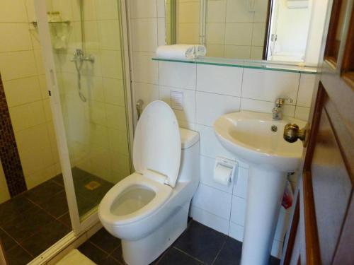 Phòng tắm tại Ipil Suites Puerto Princesa