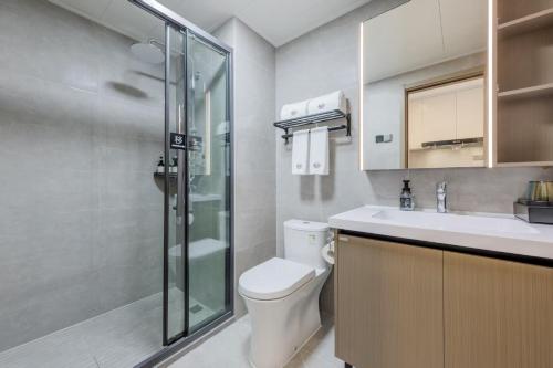 Un baño con inodoro, ducha y lavabo. en 枫雨酒店公寓华强北店-Fengyu Hotel Apartment Shenzhen Huaqiang North Subway Station Branch, en Shenzhen