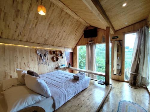 Postel nebo postele na pokoji v ubytování Forest Resort Lembang