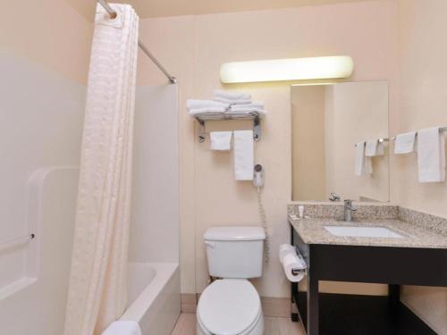 Baymont by Wyndham Acworth في أكوورث: حمام مع مرحاض ومغسلة ودش