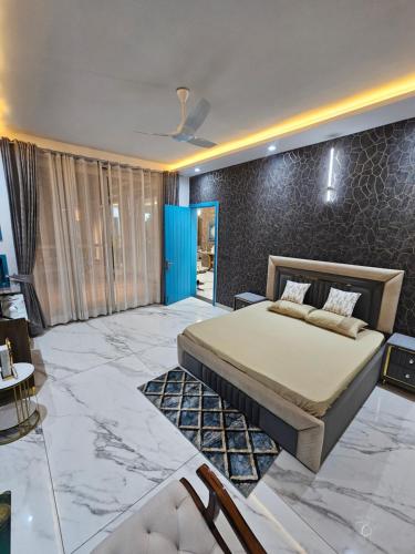 Una cama o camas en una habitación de Moksha Farmvilla