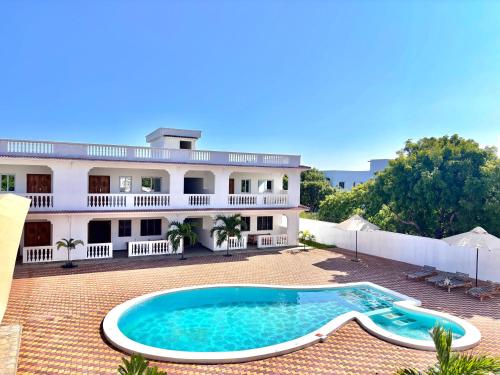 een huis met een zwembad ervoor bij Diamond Luxury Homes in Watamu
