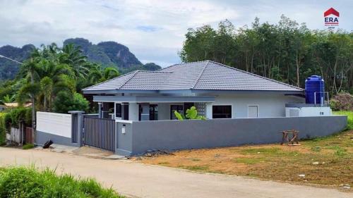 une maison avec une clôture devant dans l'établissement Aqua Pool villa, Krabi, à Ban Nong Thale