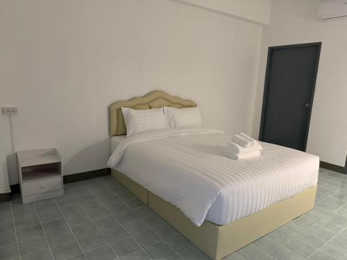 a bedroom with a large bed with white sheets at SLEEPLESS ROOM Phitsanulok in Sathani Phitsanulok