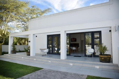 Κήπος έξω από το Karoo Retreat- Self Catering Villas and Guest House