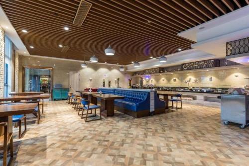 Ένα ή περισσότερα κρεβάτια σε δωμάτιο στο Jinjiang Metropolo Hotel - Shanghai Jinshanzhui Fishing Village