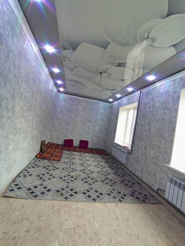 にあるUsman Guesthouseの赤い椅子2脚と天井のある部屋