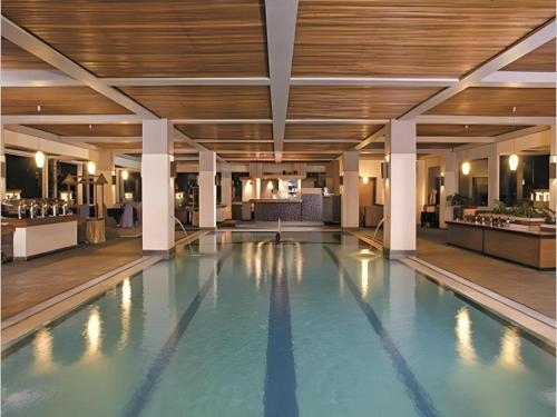 Una gran piscina en el vestíbulo de un hotel. en Le Beringin, en Salatiga