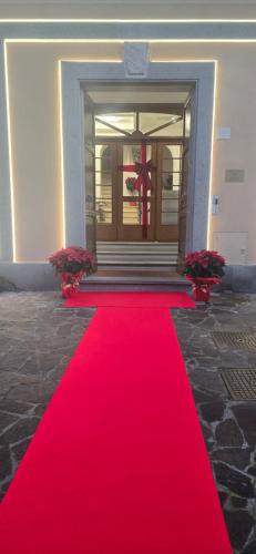 a red carpet in front at Albergo Flaminia Rooms Grottarossa in Rome