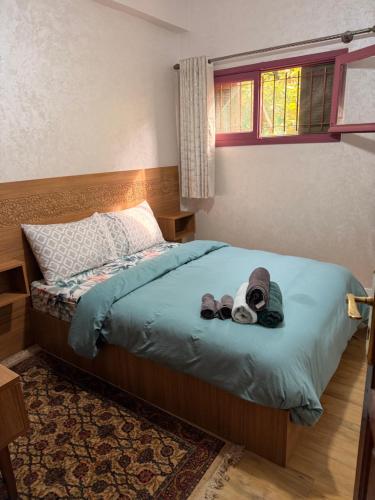 Una cama o camas en una habitación de Julie Airport Boarding Apartment