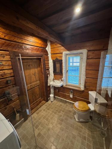 Reinhold Apartments في راكفيري: حمام مع مرحاض ومغسلة