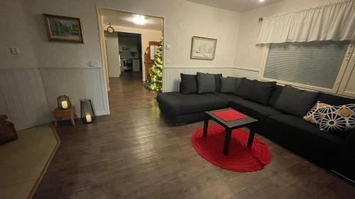 un soggiorno con un divano e un tavolo di Farmarintupa a Portimo