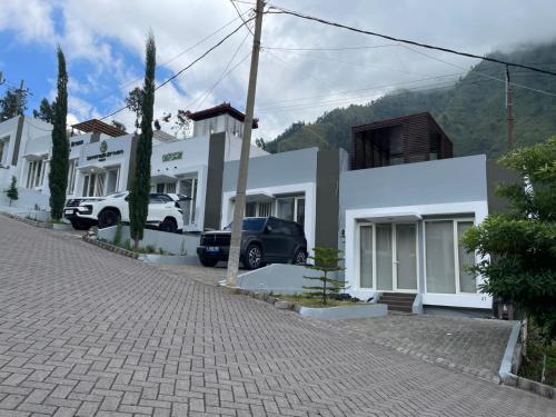 Nespecifikovaný výhled na hory nebo výhled na hory při pohledu z vily