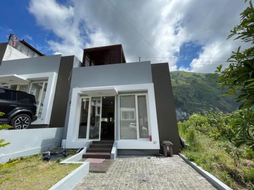 Nespecifikovaný výhled na hory nebo výhled na hory při pohledu z vily