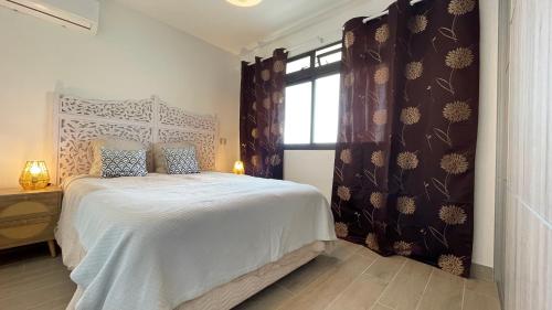 Postel nebo postele na pokoji v ubytování Flamboyant Punaauia, luxury apartment with splendid ocean view