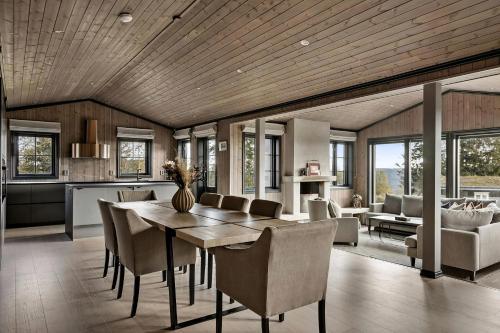 Et opholdsområde på Family Cabin With Views Over Norefjell