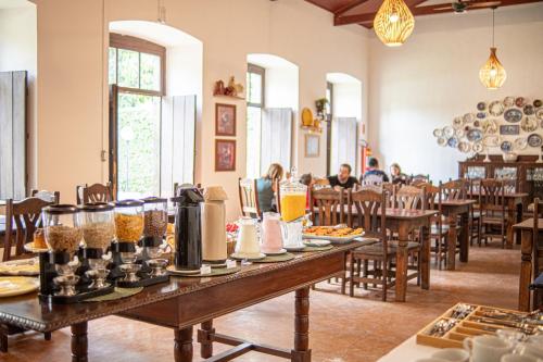 Un restaurante con mesas y gente sentada en las mesas. en Pousada Villa Verona, en Serra Negra