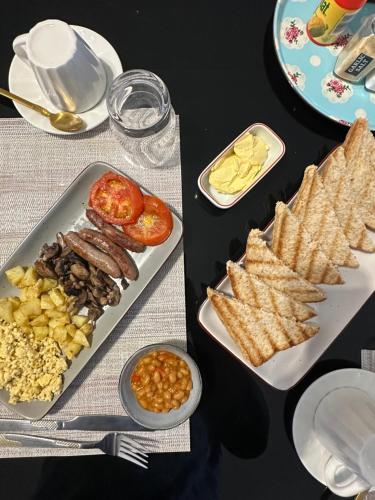 Velvet Oasis Mbabane في مبابان: طاولة عليها طبق من الطعام مع البسكويت والصلصات