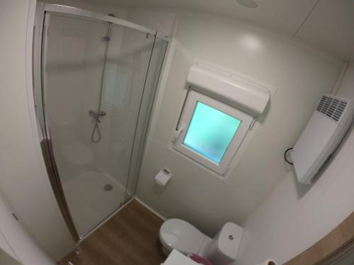 Camping Morunys في سانت ليورينس دو موريونيز: حمام مع دش ومرحاض ونافذة