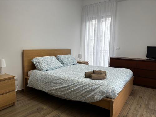 Plaza SUITE في سان كاتالدو: غرفة نوم بها سرير عليه حيوان محشو