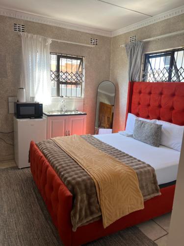 Ένα ή περισσότερα κρεβάτια σε δωμάτιο στο Zolas guest house